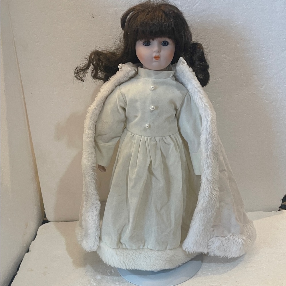 Vintage 1988 House of Lloyd collector porcelain doll Christmas around the world